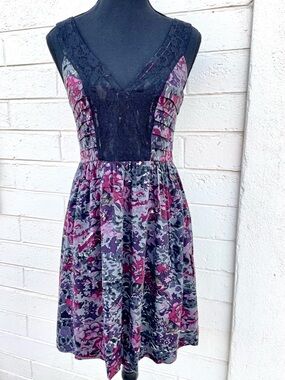 Urban Outfitters Black Lace Floral V-Neck Dress by Staring at Stars W6
